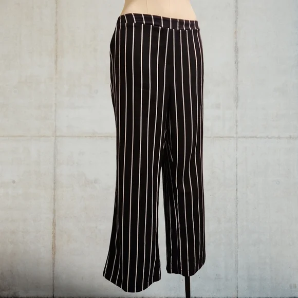 Black and White Striped Women's Palazzo Pants With Pockets! - Picture 2 of 6